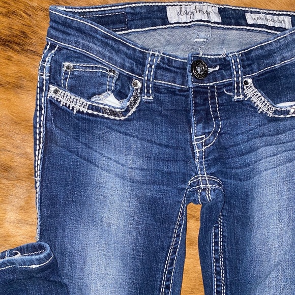 Buckle Daytrip Leo Bootcut Jeans Dark Wash - Picture 3 of 12